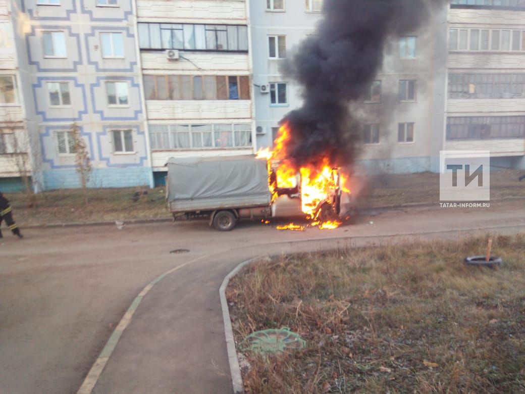В Альметьевске пожарные не дали взорваться горящей «ГАЗели» во дворе жилых домов (ФОТО)