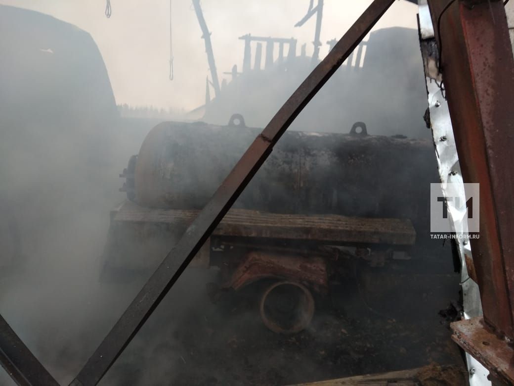 В Татарстане двое рабочих обгорели на пожаре в ангаре, пытаясь потушить газовоз (ФОТО)