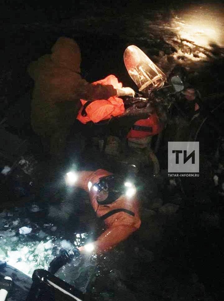 В Татарстане спасли мужчину и женщину, провалившихся под лед на самодельном мотовездеходе (ФОТО)