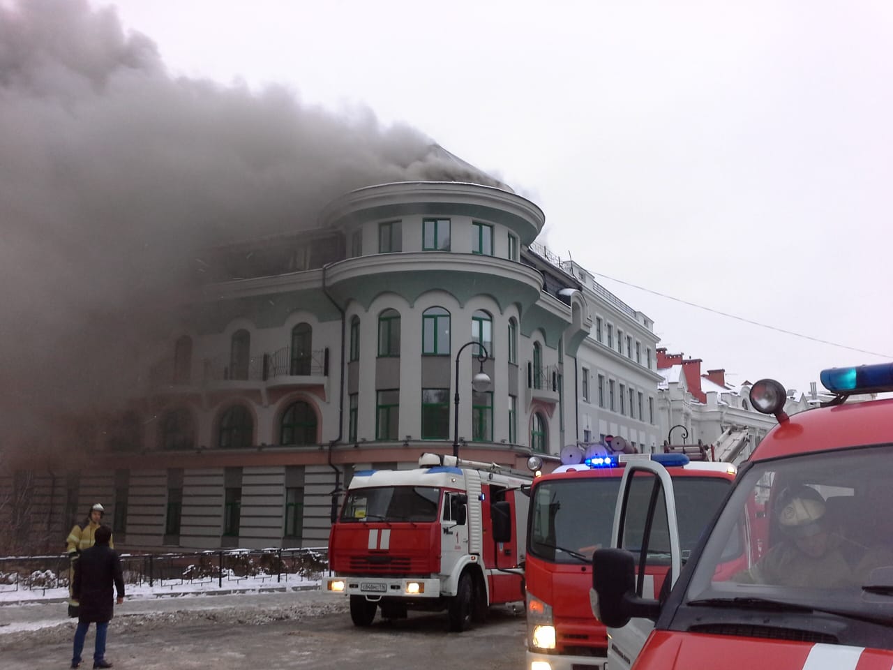 В центре Казани горит офисное здание. Эвакуировали 30 человек (ВИДЕО)