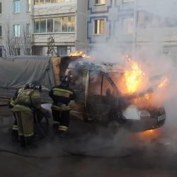 В Альметьевске пожарные не дали взорваться горящей «ГАЗели» во дворе жилых домов (ФОТО)