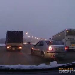 На камеру видеорегистратора попал момент аварии с участием автобуса и легковушки в Нижнекамске (ВИДЕО)