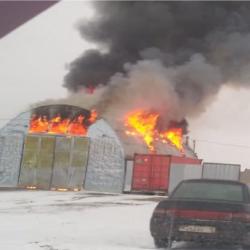 В Татарстане двое рабочих обгорели на пожаре в ангаре, пытаясь потушить газовоз (ФОТО)