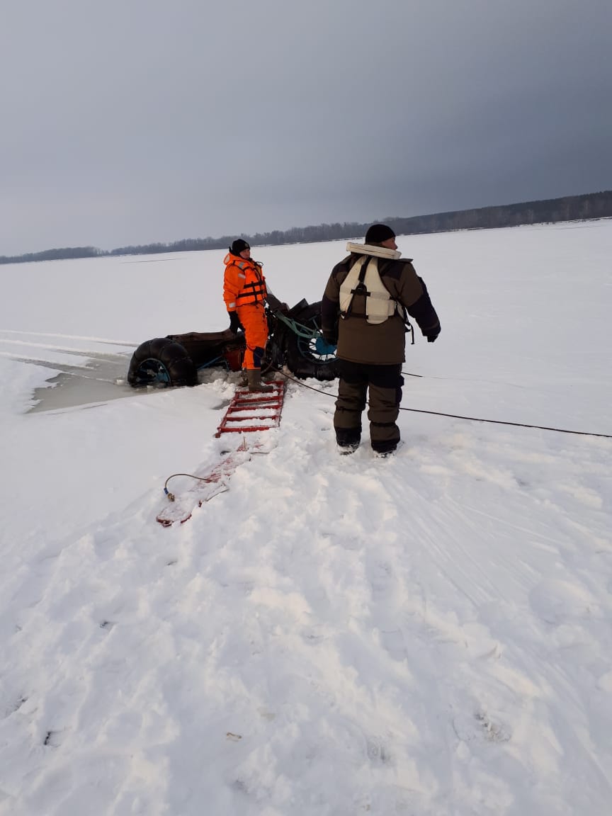 В Татарстане под лед провалился рыбак на мотовездеходе (ФОТО)